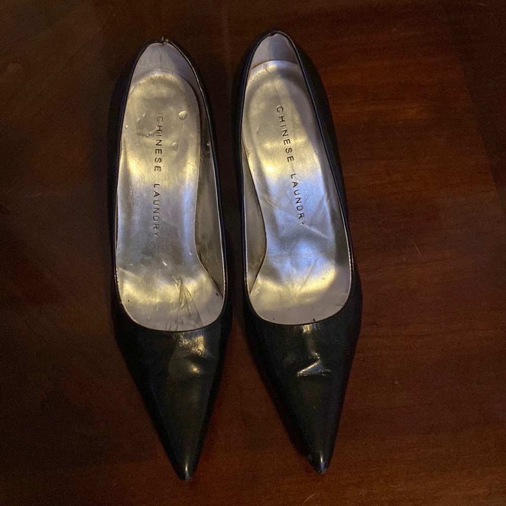 🦊 Chinese Laundry black pumps. Shoes have some wear and are priced to reflect.
